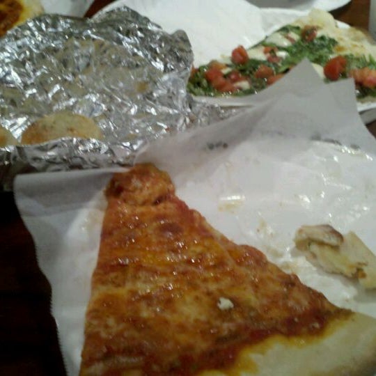 8/20/2011にGino R.がBrooklyn Boyz Pizzaで撮った写真
