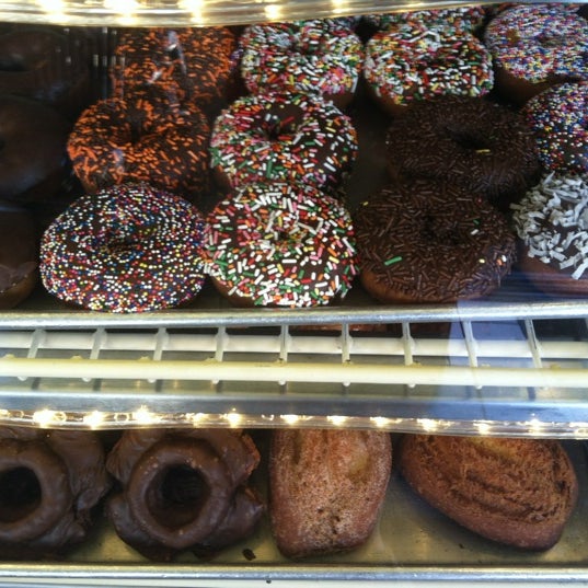 8/18/2012 tarihinde Madeleine K.ziyaretçi tarafından Allstar Donuts'de çekilen fotoğraf