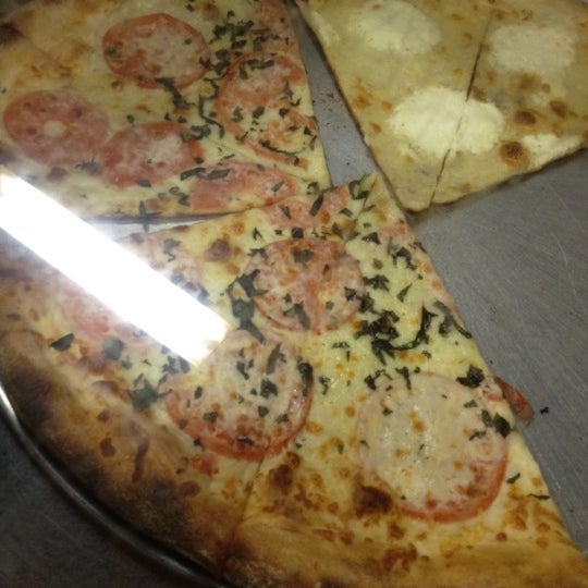 1/26/2012にStephanieがDowntown House Of Pizzaで撮った写真
