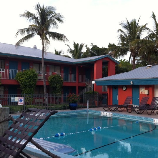 Photo taken at Sanibel Island Beach Resort by Lee S. on 10/12/2011