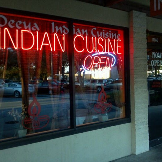 Снимок сделан в Deeya Indian Cuisine пользователем Cyndee H. 9/23/2011