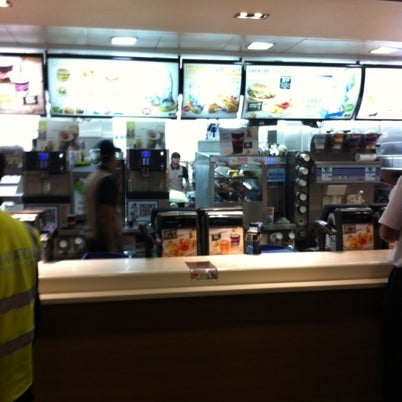 Foto diambil di McDonald&#39;s oleh Jade M. pada 8/2/2012