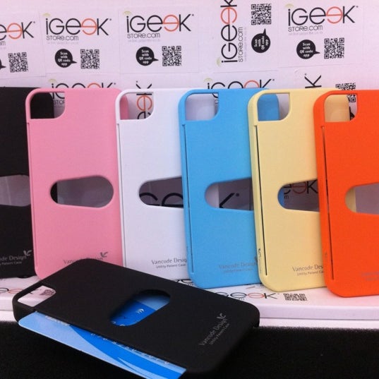 Photo taken at IGeekstore by hen m. on 4/11/2012