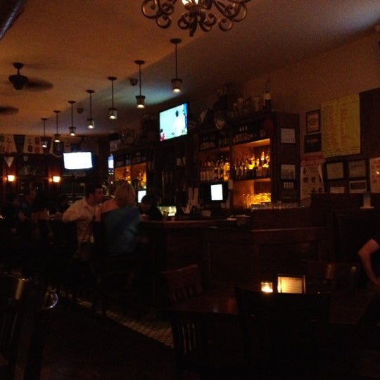 รูปภาพถ่ายที่ Longbow Pub &amp; Pantry โดย Nate F. เมื่อ 9/2/2012