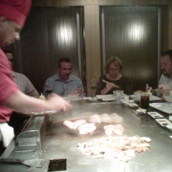 Foto scattata a Yamato Sushi and Teppanyaki Restaurant da Ezequiel C. il 11/9/2011