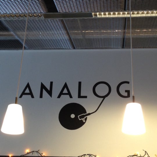 รูปภาพถ่ายที่ Café Analog โดย Chris Z. เมื่อ 8/27/2012