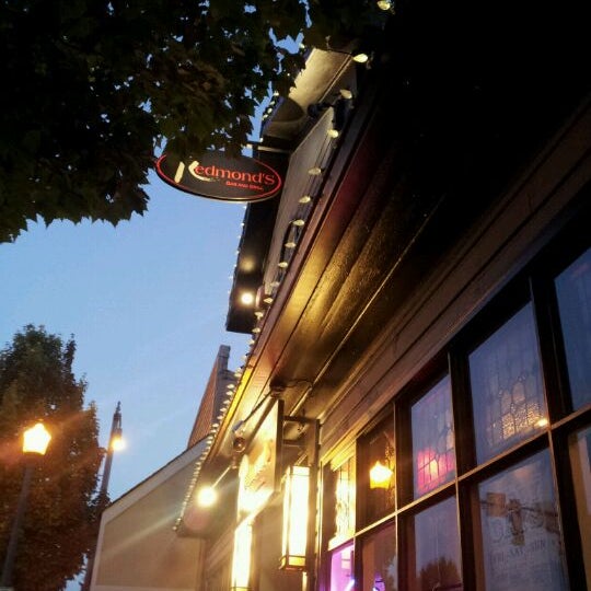 รูปภาพถ่ายที่ Redmond&#39;s Bar and Grill โดย Lilibeth L. เมื่อ 7/15/2012