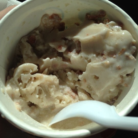 รูปภาพถ่ายที่ Sub Zero Ice Cream &amp; Yogurt โดย Erin G. เมื่อ 6/22/2012