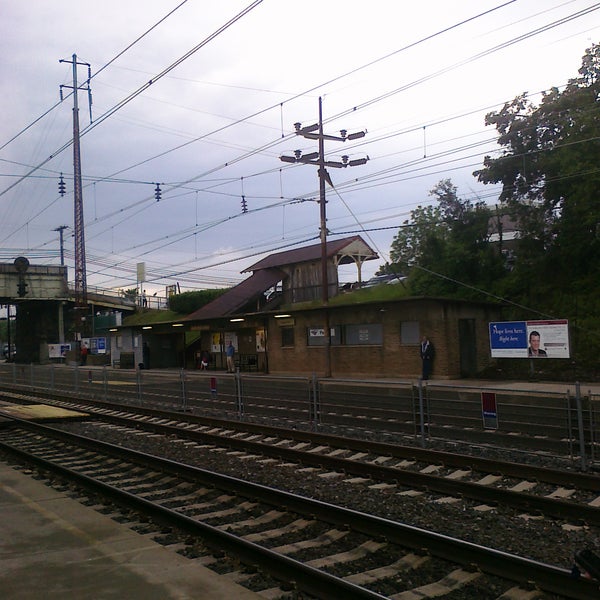 septa-regional-rail-paoli-thorndale-line-train-in-philadelphia