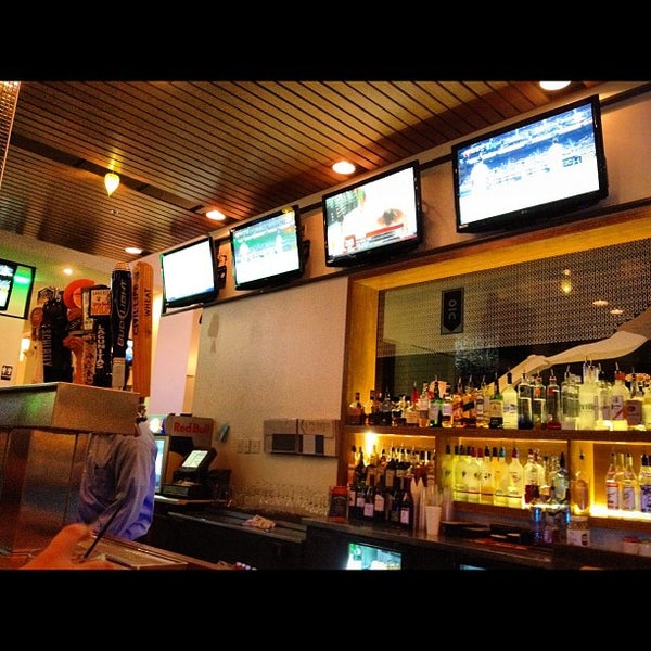 Foto tomada en The Over/Under Bar &amp; Grill  por Doug B. el 9/12/2012