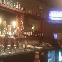 Foto diambil di South End Bar &#39;N&#39; Grill oleh Jen R. pada 3/11/2011