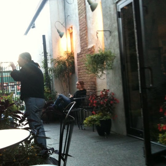 Das Foto wurde bei Sonny&#39;s Cafe von Twin Town G. am 10/1/2011 aufgenommen
