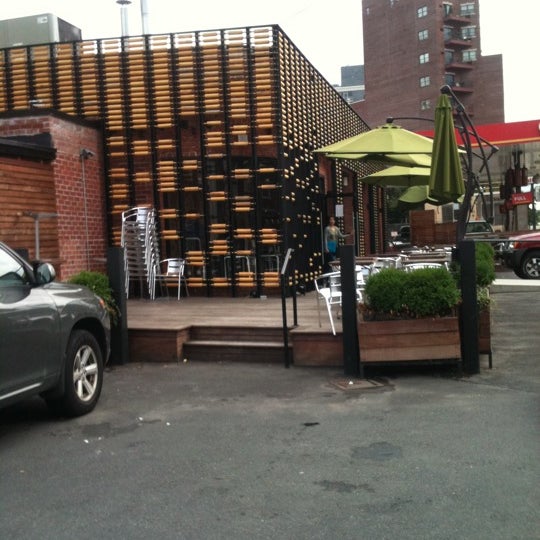รูปภาพถ่ายที่ Breadbox Cafe โดย JetzNY เมื่อ 8/15/2011