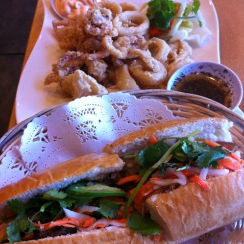 http://www.dragonrougerestaurant.com/のWEBメニューにはベトナムサンドウィッチが掲載されているが、店舗メニューに掲載されていない。でもオーダー可能。Crispy Calamariは衣サクサク、レモングラスのソースと辛いマヨネーズソースの２種類どっちで食べようか食べながら迷うほどおいしい。サンドイッチは普通においしい。また行きたい。