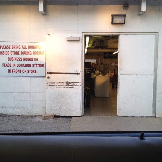 Red Racks Thrift Stores Toko Barang Antik dan Barang Bekas di Springfield