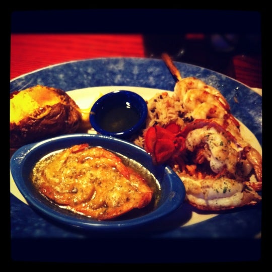 Photo taken at Red Lobster by Vagner P. on 8/1/2012