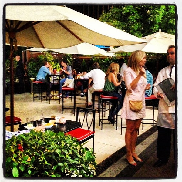 7/7/2012 tarihinde Mari B.ziyaretçi tarafından DRY Martini Bar'de çekilen fotoğraf