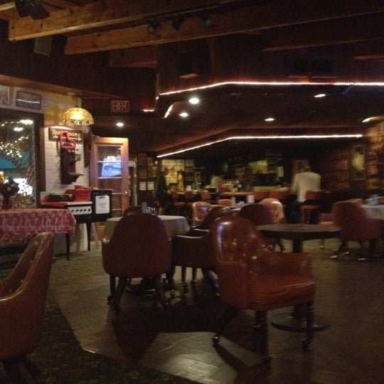 รูปภาพถ่ายที่ Idle Spurs Steakhouse โดย Heather C. เมื่อ 2/13/2012