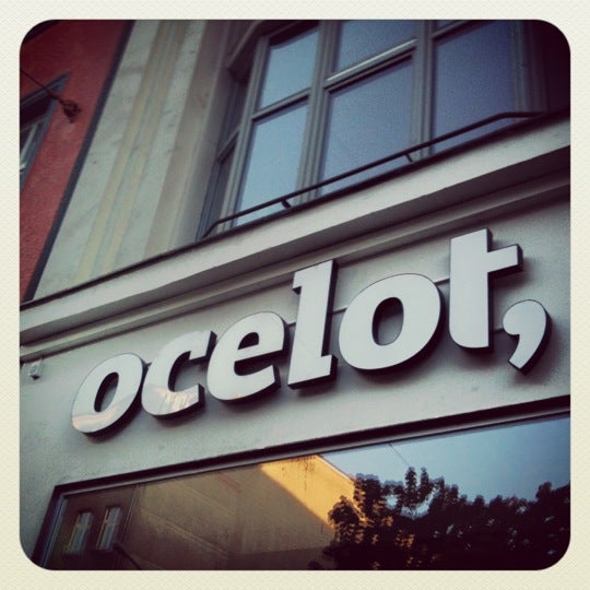 Das Foto wurde bei ocelot, not just another bookstore von Katja S. am 8/13/2012 aufgenommen