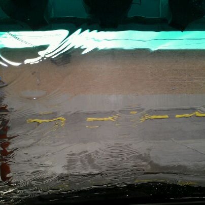 รูปภาพถ่ายที่ Super Car Wash โดย Barry K. เมื่อ 3/11/2012
