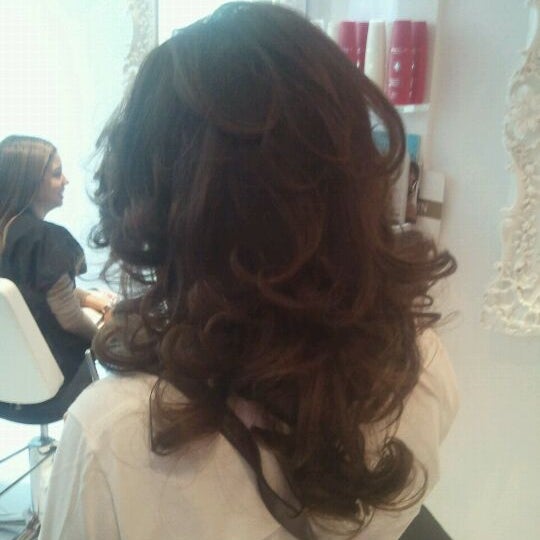 รูปภาพถ่ายที่ Magnifique Hair Salon โดย Amnon A. เมื่อ 11/14/2011