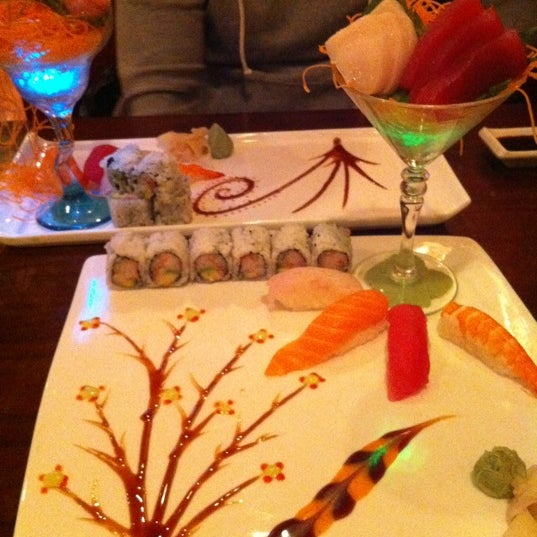รูปภาพถ่ายที่ Sakura (Sushi &amp; Hibachi Steak House) โดย Jenn O. เมื่อ 12/17/2011