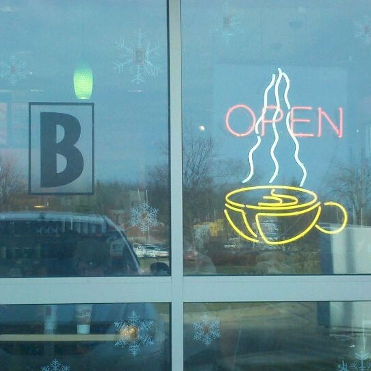 Photo taken at BIGGBY COFFEE by ᴡ f. on 1/5/2012