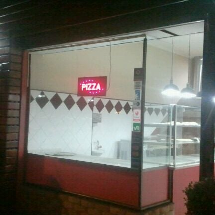 Photo taken at Vitrine da Pizza - Pizza em Pedaços by Rafael M. on 2/3/2012