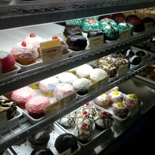 4/27/2012 tarihinde Mollyziyaretçi tarafından Crumbs Bake Shop'de çekilen fotoğraf