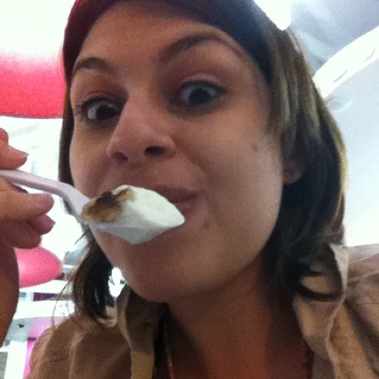 รูปภาพถ่ายที่ Fruttela Frozen Yogurt โดย Jashira R. เมื่อ 3/26/2012
