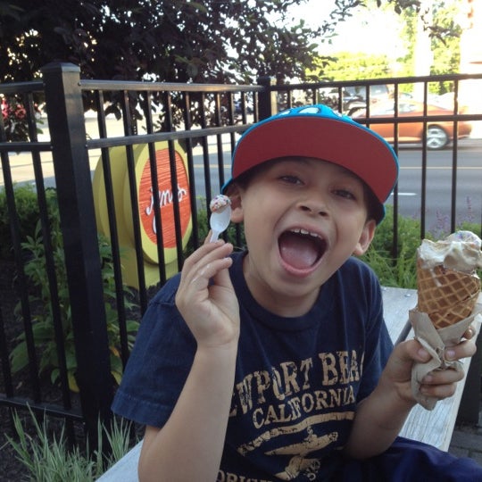 5/18/2012 tarihinde Jude D.ziyaretçi tarafından Jeni&#39;s Splendid Ice Creams'de çekilen fotoğraf
