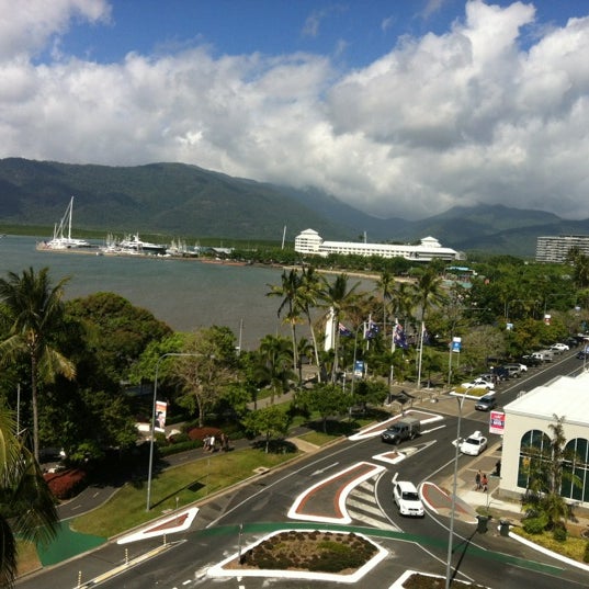Foto diambil di DoubleTree by Hilton Hotel Cairns oleh Nat *. pada 8/24/2012
