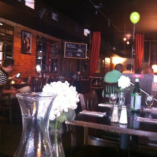 Foto diambil di Water Street Restaurant and Lounge oleh Mandy M. pada 8/12/2012