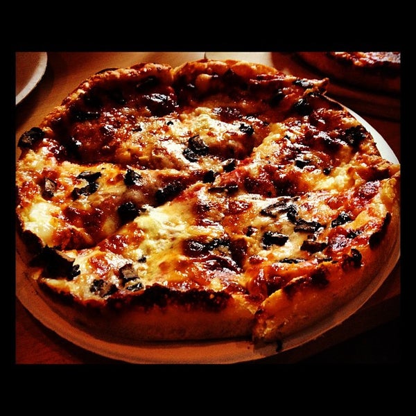 Foto tomada en Matthew&#39;s Pizza  por Danielle B. el 4/1/2012