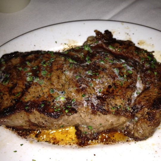 Снимок сделан в Ruth&#39;s Chris Steak House - Atlantic City, NJ пользователем Steven E. 8/9/2012