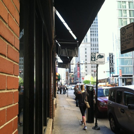 Foto tomada en Downtown Bar &amp; Lounge  por Bill D. el 5/10/2012