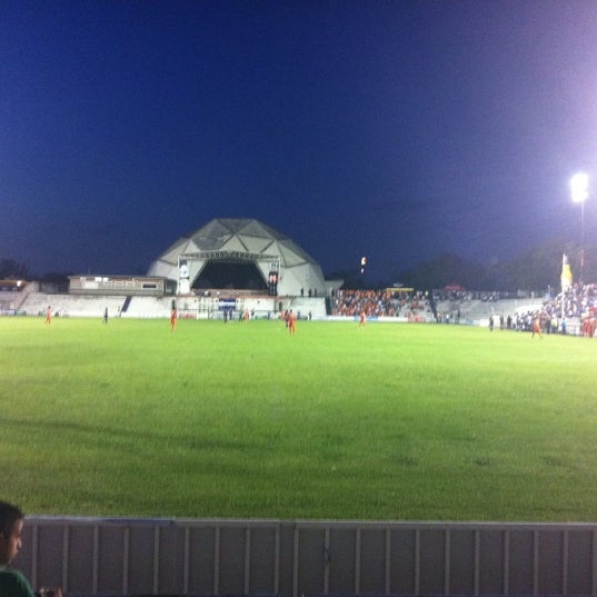 Foto diambil di Estadio Altamira oleh Viry L. pada 10/8/2011