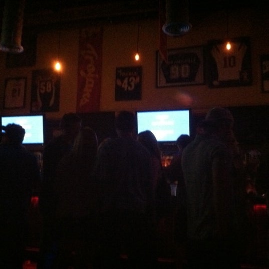 This is THE USC dive bar.  Very fratty.