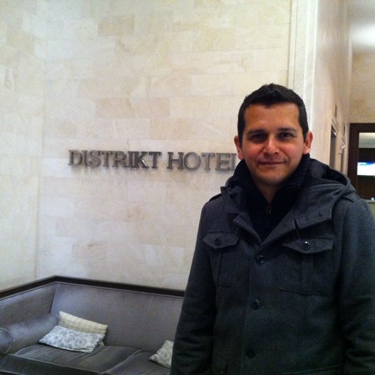 Photo taken at Distrikt Hotel by Mauricio R. on 10/29/2011