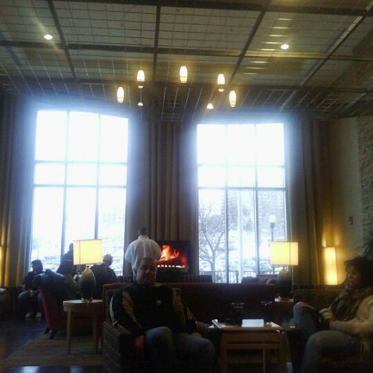 2/11/2012 tarihinde Frank K.ziyaretçi tarafından Cambria Hotel Pittsburgh - Downtown'de çekilen fotoğraf