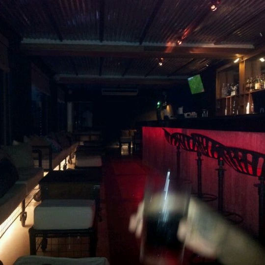 Foto tomada en Loft Lounge Bar  por Kisholi M. el 4/18/2012