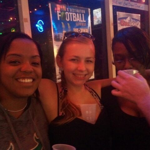 2/26/2012 tarihinde Jo A.ziyaretçi tarafından Dirty Blondes Sport Bar'de çekilen fotoğraf