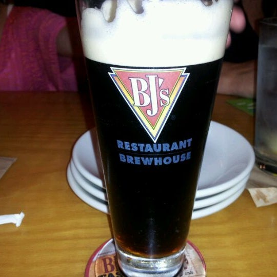 Photo taken at BJ&#39;s Restaurant &amp; Brewhouse by javier c. on 5/11/2012