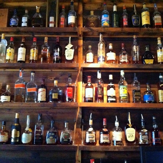 Foto tomada en Rum Bar at The Breadfruit  por Jeff M. el 4/14/2012