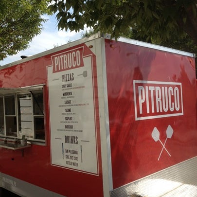 Das Foto wurde bei Pitruco Mobile Wood-Fired Pizza von James L. am 8/21/2012 aufgenommen