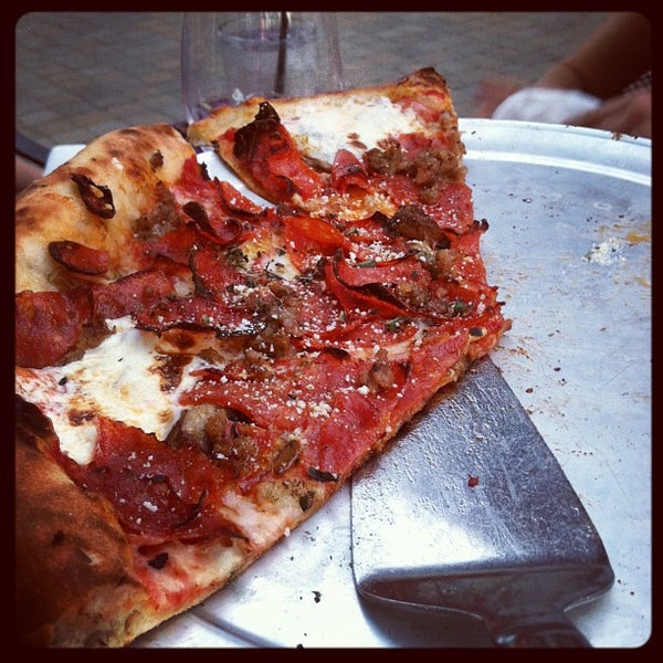 Photo prise au Coals Artisan Pizza par Jonas W. le8/23/2012