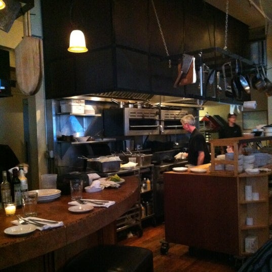 รูปภาพถ่ายที่ The Corner Room Kitchen &amp; Bar โดย Anne-Marie K. เมื่อ 4/14/2012
