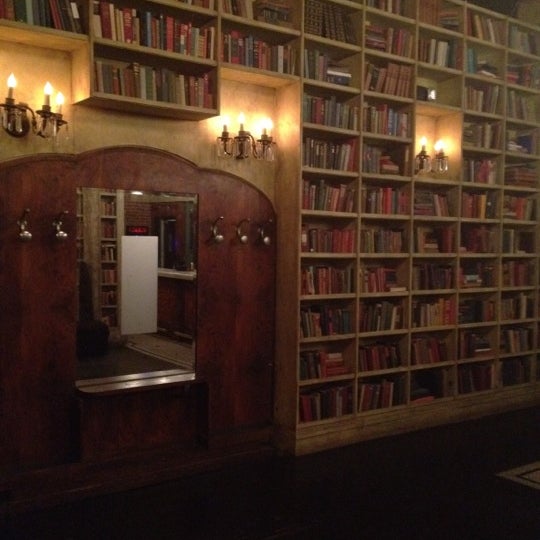3/21/2012 tarihinde Jessica V.ziyaretçi tarafından Hemingway&#39;s Lounge'de çekilen fotoğraf