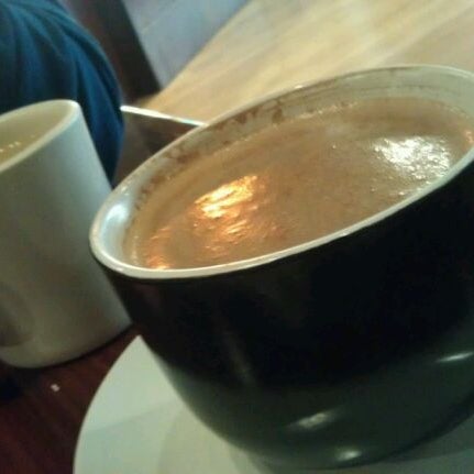 2/21/2012 tarihinde April W.ziyaretçi tarafından Mela Coffee Roasting Co.'de çekilen fotoğraf