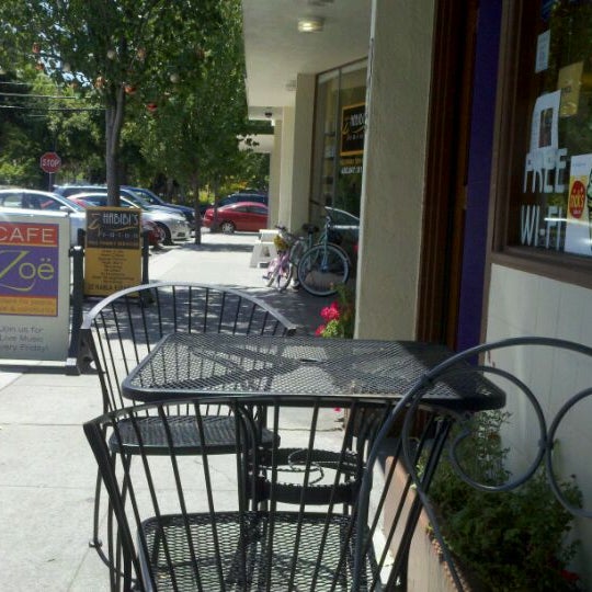 รูปภาพถ่ายที่ Cafe Zoe โดย Whitney M. เมื่อ 7/19/2012
